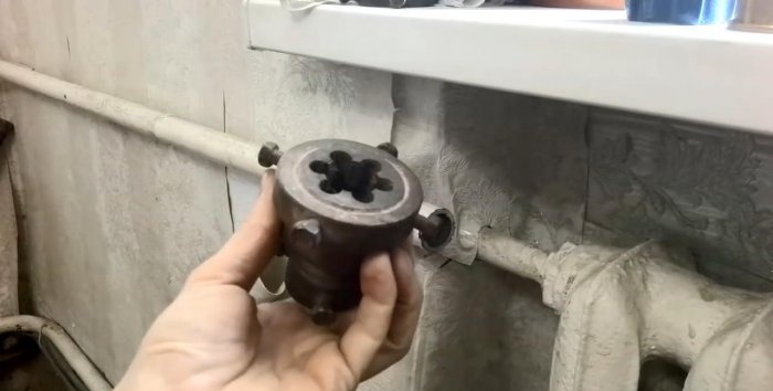 How to cut threads on a pipe