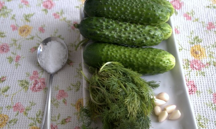 Superraske lettsaltede agurker i krukke på 15 minutter