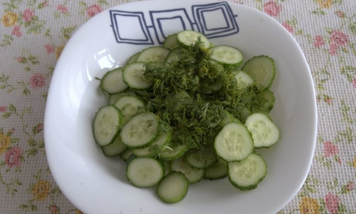 Superraske lettsaltede agurker i krukke på 15 minutter