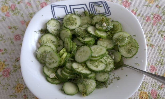 Napakabilis na bahagyang inasnan na mga pipino sa isang garapon sa loob ng 15 minuto