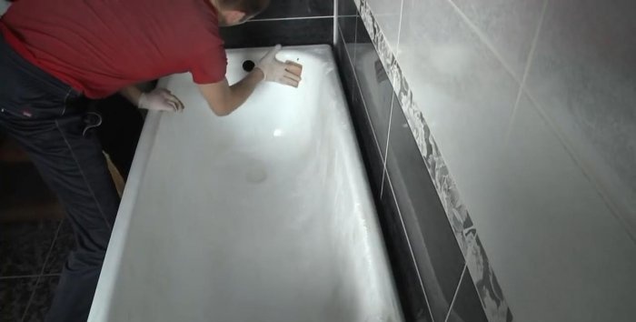 Doe-het-zelf badkuiprestauratie met vloeibaar acryl