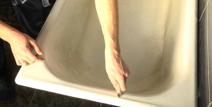 Gjør-det-selv badekar restaurering med flytende akryl