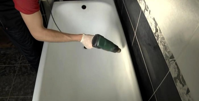 Doe-het-zelf badkuiprestauratie met vloeibaar acryl