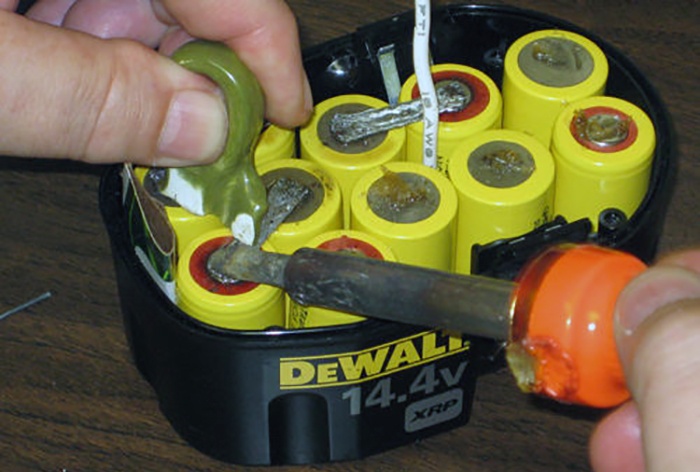 Com restaurar la bateria d'un tornavís