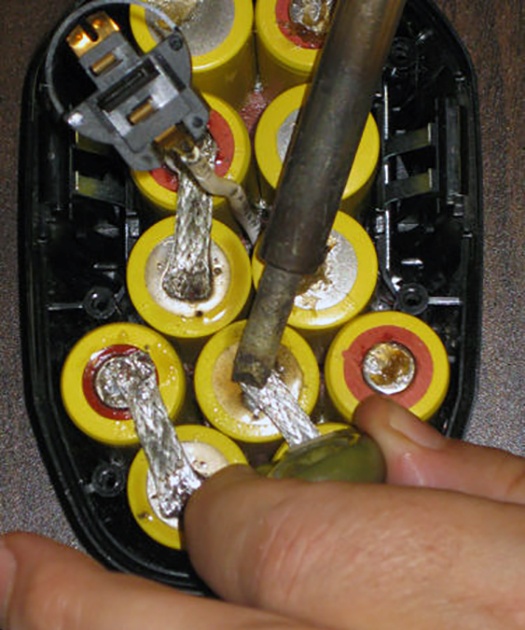 Cómo restaurar la batería de un destornillador