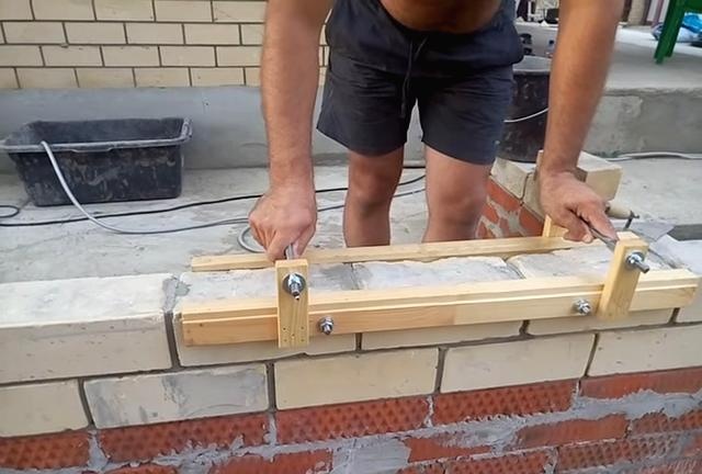 Brick laying device