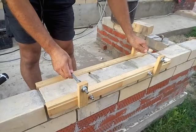 Brick laying device