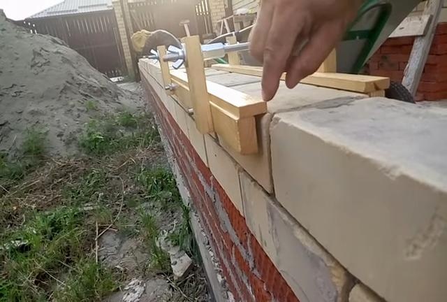 Brick laying device