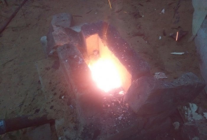 Une simple forge de forgeron faite maison
