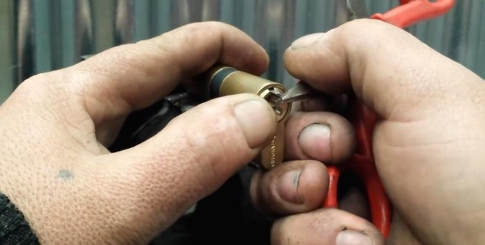 Come estrarre un pezzo di chiave da una serratura