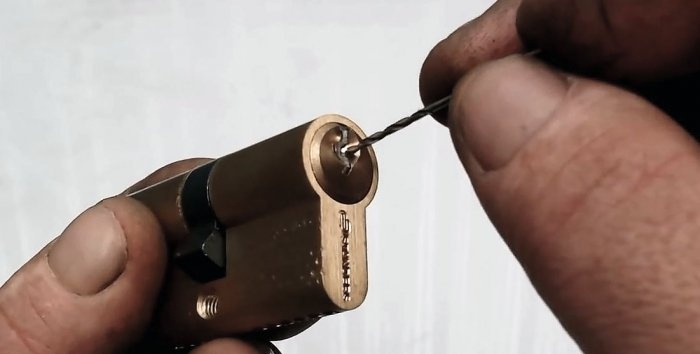 Hogyan vegyünk ki egy kulcsdarabot a zárból