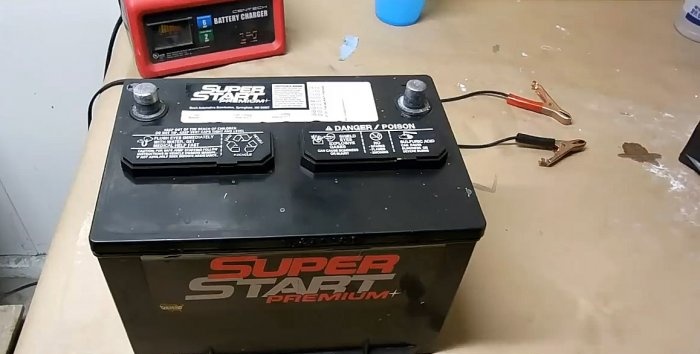 Come ripristinare la batteria dell'auto con bicarbonato di sodio