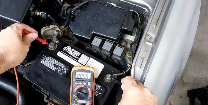 Com restaurar la bateria d'un cotxe amb bicarbonat de sodi
