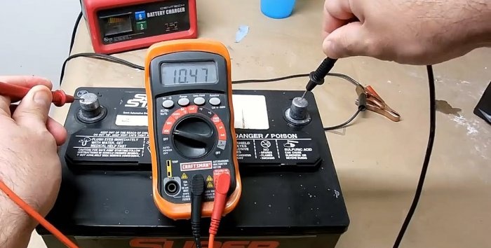 Cum să restabiliți bateria unei mașini cu bicarbonat de sodiu