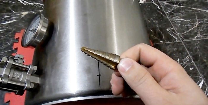 Boring av en panne i rustfritt stål