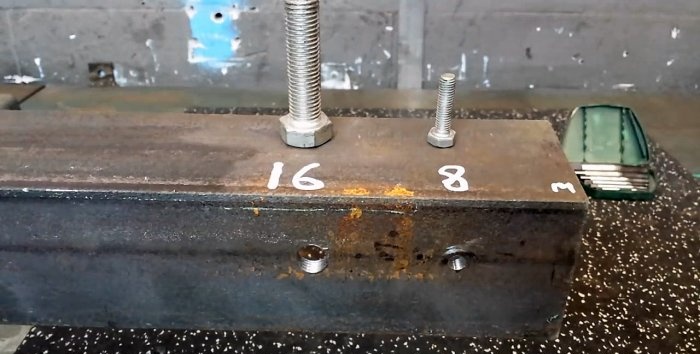 Hoe een gebroken tapeind los te schroeven met behulp van een extractor