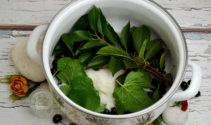 minuman keras ceri dan blackcurrant