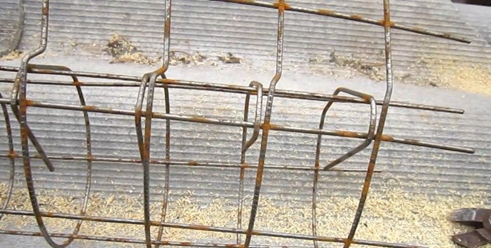 Hogyan készítsünk saját kezűleg vasbeton oszlopot egy kifújható kerítéshez