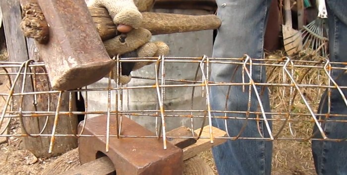 Wie man mit eigenen Händen einen Stahlbetonpfosten für einen Sprengzaun herstellt