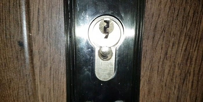 Emergency opening of the door, drilling the lock insert