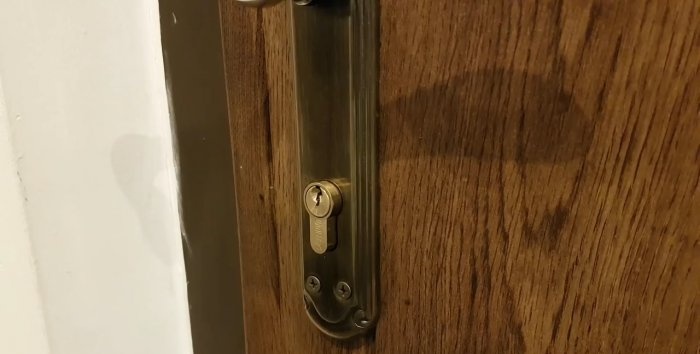 Ouverture de secours de la porte, perçage de l'insert de serrure