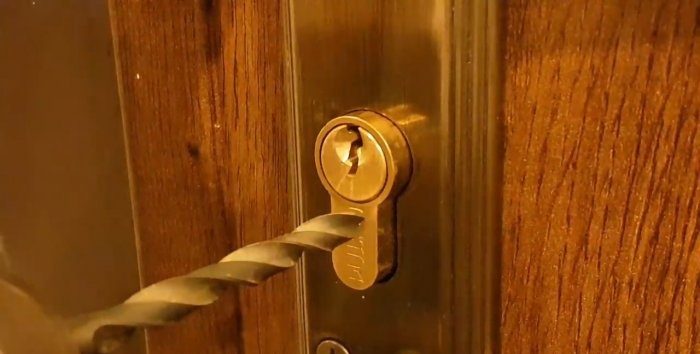 Άνοιγμα έκτακτης ανάγκης της πόρτας, τρυπώντας το ένθετο της κλειδαριάς