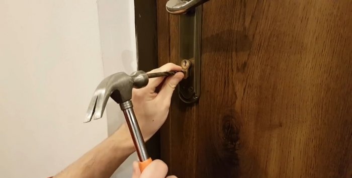 Ouverture de secours de la porte, perçage de l'insert de serrure