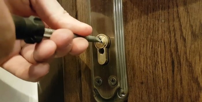 Ouverture de secours de la porte, perçage de l'insert de serrure