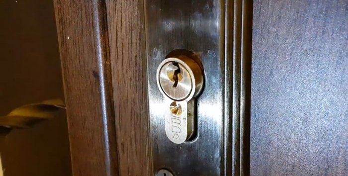 Emergency opening of the door, drilling the lock insert