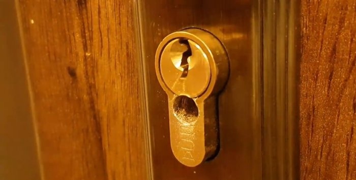 Emergency opening of the door, drilling the lock insert