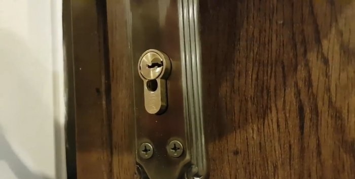 Emergency opening of the door, drilling the lock insert