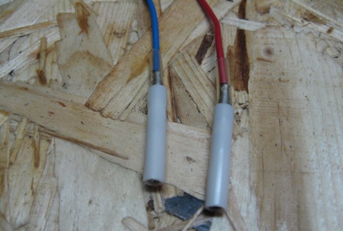 Chuyển đổi điện áp giữa các thiết bị đầu cuối nguồn điện máy tính