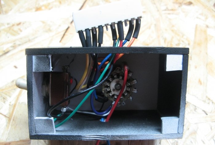 Boltahe switch sa pagitan ng computer power supply terminal