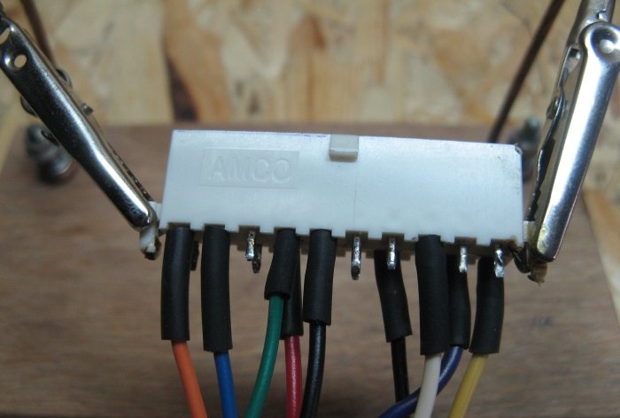 Voltage switch between computer power supply pins