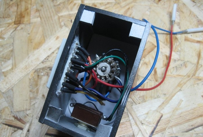 Voltage switch between computer power supply pins