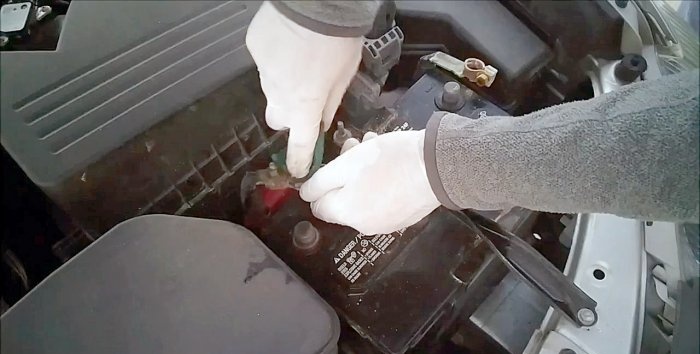 Hur man snabbt rengör batteripolerna