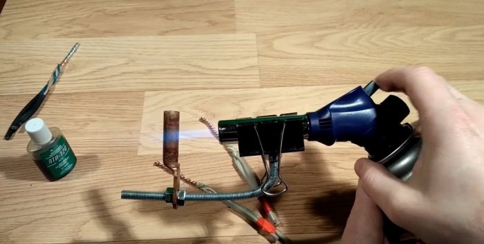 Device for soldering twisted wires