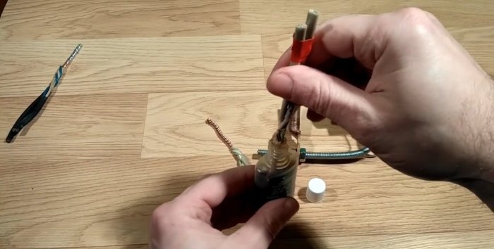 Device for soldering twisted wires