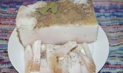 Salo na may bawang at paminta, isang simpleng recipe