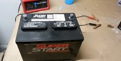 Hvordan gjenopprette et bilbatteri med natron