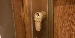 Emergency door opening: drill the lock insert
