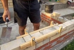 Brick laying device