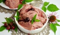 Simple and delicious milk ice cream with cherries