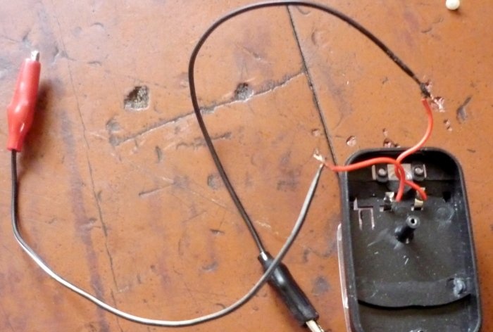 Cara mengecas bateri yang mati menggunakan telefon lain