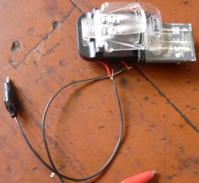 Sådan oplader du et dødt batteri ved hjælp af en anden telefon