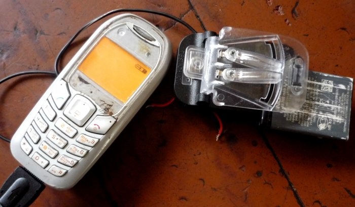 Een lege batterij opladen met een andere telefoon
