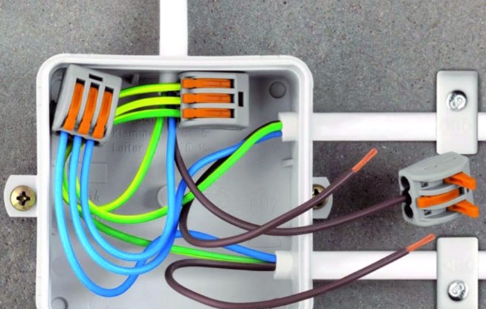 Metoder for tilkobling av ledninger i en koblingsboks
