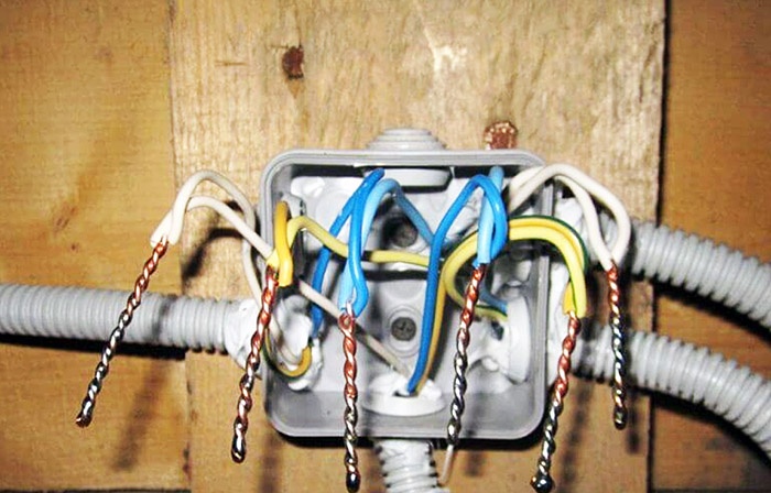 Métodos para conectar cables en una caja de conexiones.