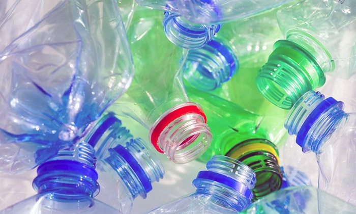 Uso insolito di bottiglie di plastica nelle campagne
