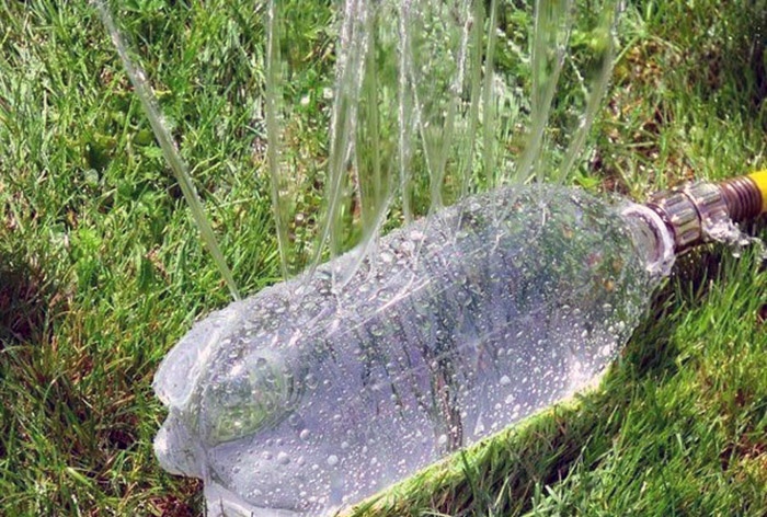 Utilisation inhabituelle de bouteilles en plastique à la campagne